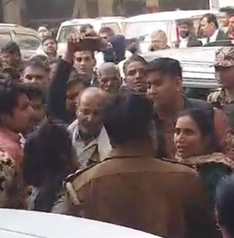 बॉयफ्रेंड से कोर्ट मैरिज करने की सूचना पर दीवानी में पहुंचे घर वाले, हंगामा