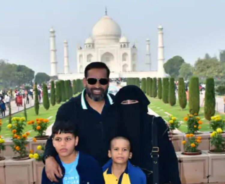क्रिकेटर यूसुफ पठान ने पत्नी और बेटों साथ देखा ताजमहल