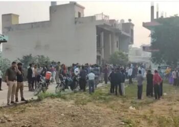 ताजगंज में युवक का शव मिलने के बाद परिजनों ने हंगामा करते हुए किया पथराव