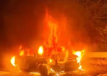 खंदौली में यमुना एक्सप्रेस वे पर कार में आग लगने के बाद हुआ धमाका