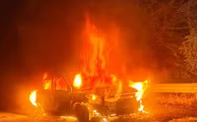 खंदौली में यमुना एक्सप्रेस वे पर कार में आग लगने के बाद हुआ धमाका