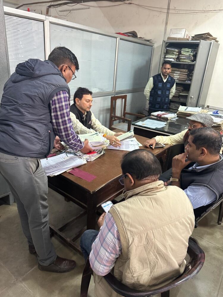 जन्म-मृत्यु प्रमाण पत्र कार्यालय में अपर नगरायुक्त के छापे से हड़कंप, जब्त की फाइलें