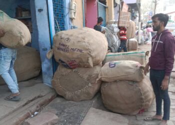 सड़क किनारे सामान रखने पर ट्रांसपोर्टरों पर हजारों का जुर्माना