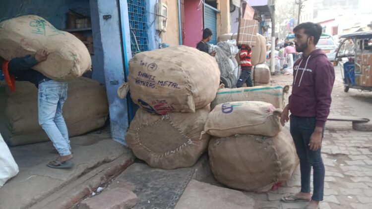 सड़क किनारे सामान रखने पर ट्रांसपोर्टरों पर हजारों का जुर्माना