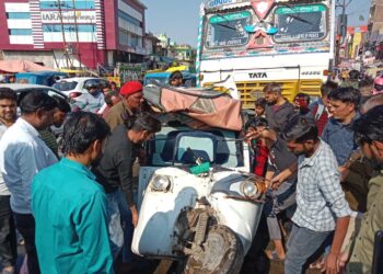 ट्रक ने ऑटो को रौंदा, ऑटो चालक की हुई मौत, तीन घायल