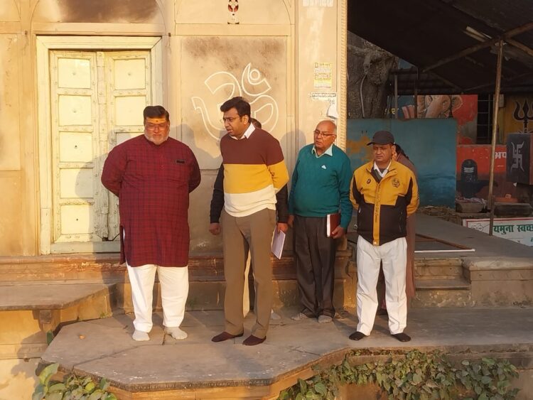 कैलाश मन्दिर में हो रहे सौन्दर्यीकरण के कार्यों का निरीक्षण करने पहुंचे डीएम