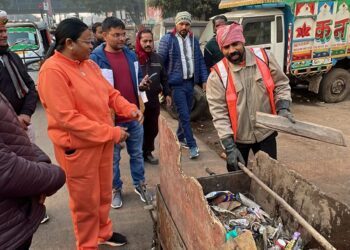 निरीक्षण के दौरान गंदगी मिलने पर महापौर ने लगाई फटकार
