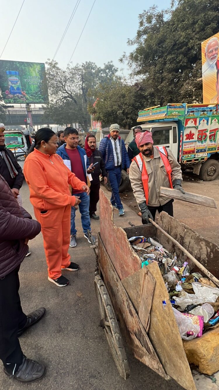 निरीक्षण के दौरान गंदगी मिलने पर महापौर ने लगाई फटकार