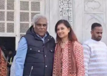 फिल्म अभिनेता आशीष विद्यार्थी ने परिवार साथ किया ताजमहल का दीदार