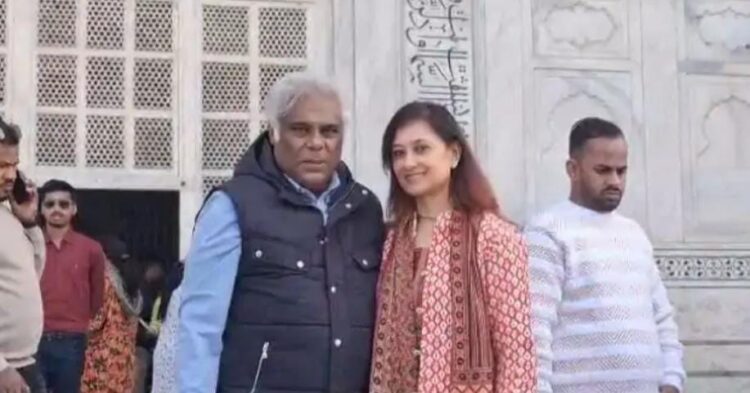 फिल्म अभिनेता आशीष विद्यार्थी ने परिवार साथ किया ताजमहल का दीदार