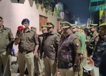 पुलिस ने लाउड स्पीकर से अवैध कारोबार करने वालों को दी चेतावनी