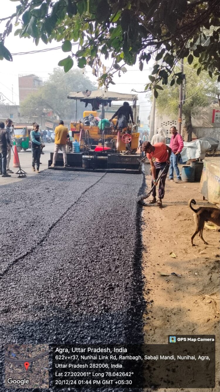 विद्युत पोल और ट्रांसफार्मर मॉडल रोड के निर्माण की गति पर लगा रहे ब्रेक