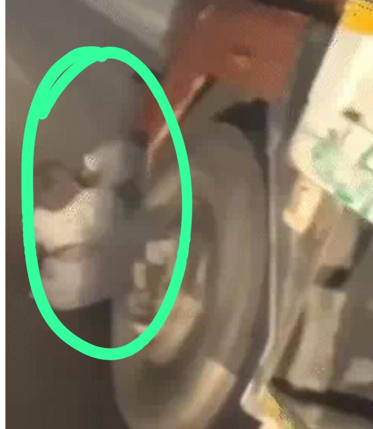ट्रक चालक दो बाइक सवारों को डेढ़ किमी तक घसीटता हुआ ले गया