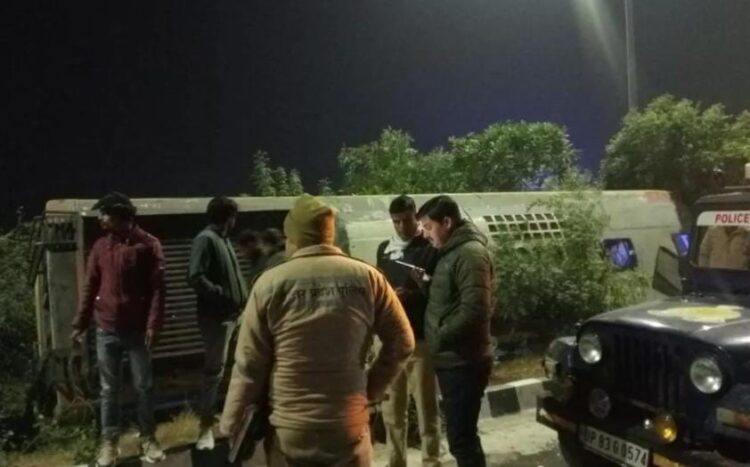 सवारियों से भरी बस अनियंत्रित होकर पलटी, मची चीख-पुकार