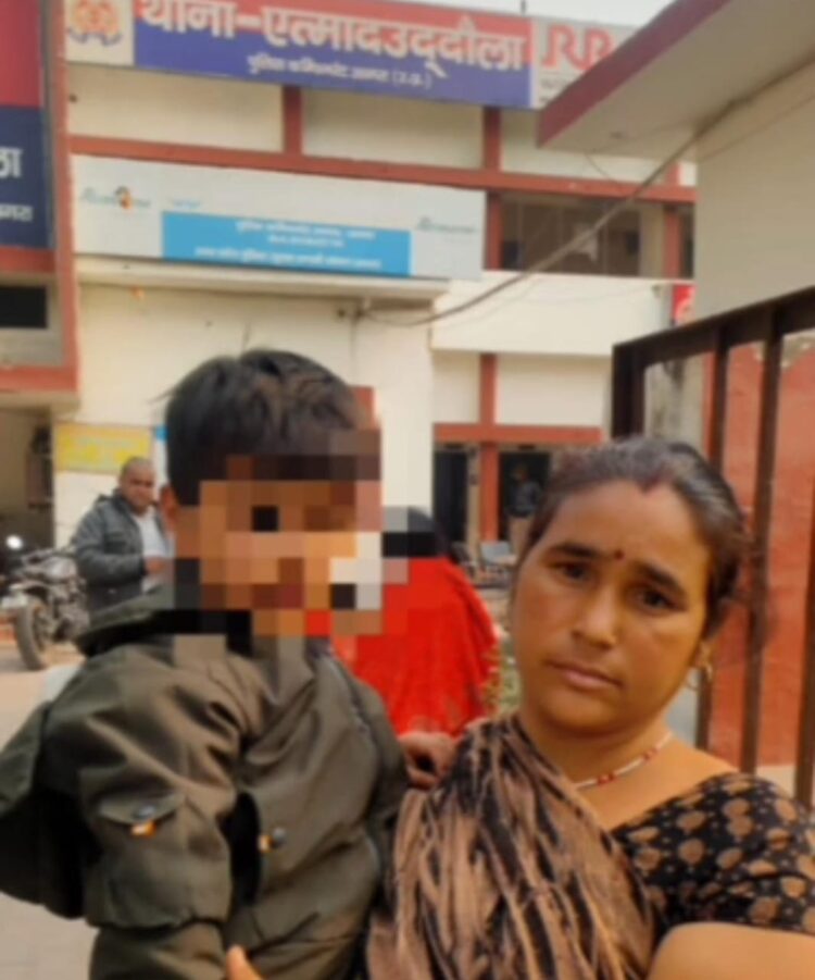 एत्माउद्दौला में बच्चे के अपहरण का हुआ प्रयास, राहगीरों ने दौड़कर पकड़े बदमाश