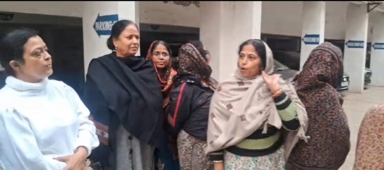 बिल्डर की दबंगई से दहशत से भावना टावर निवासियों मे भय का माहौल