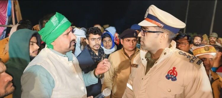 इनर रिंग रोड पर किसानों का धरना जारी, देर रात डीएम भी पहुंचे