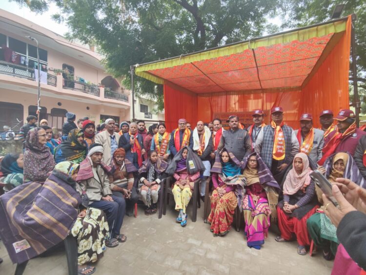 कड़ाके की सर्दी में कंबल पाकर खिले जरूरतमंदों के चेहरे
