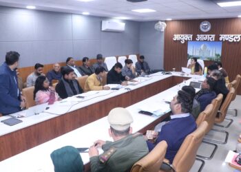 ताज महोत्सव की अधूरी तैयारियों को लेकर कमिश्नर हुईं नाराज