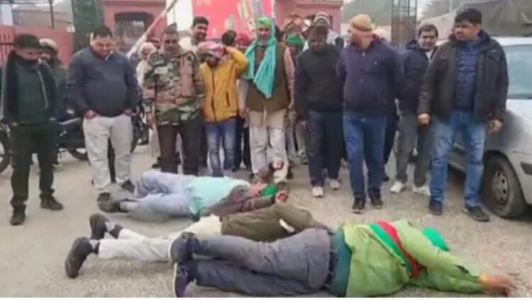 भ्रष्टाचारियों पर कार्रवाई की मांग को लेकर पेट के बल लेटकर कलेक्ट्रेट पहुंचे किसान