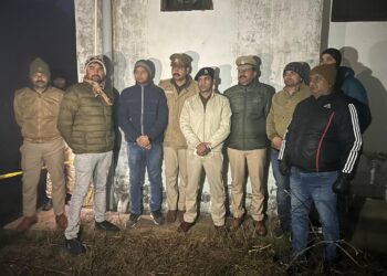 खेरागढ़ में डॉक्टर दंपति के यहां चोरी करने वाले चोरों से पुलिस की हुई मुठभेड़