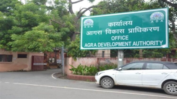 नगर निगम और प्राधिकरण ने मिलकर सड़क पर किए गए निर्माण कराए ध्वस्त