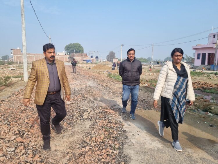 पूर्व में ध्वस्त की गईं अवैध कॉलोनियों का निरीक्षण करने पहुंचीं प्राधिकरण की उपाध्यक्ष