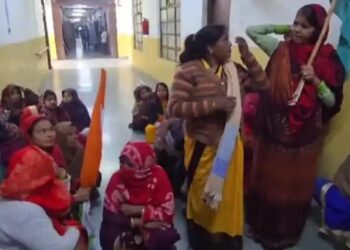 नगर निगम में नाली, खरंजे की समस्या को लेकर महिलाओं ने किया प्रदर्शन