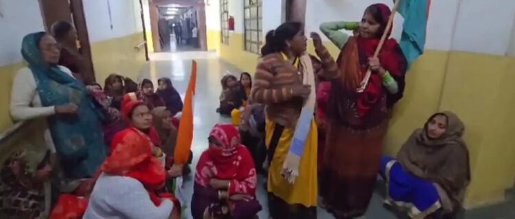 नगर निगम में नाली, खरंजे की समस्या को लेकर महिलाओं ने किया प्रदर्शन