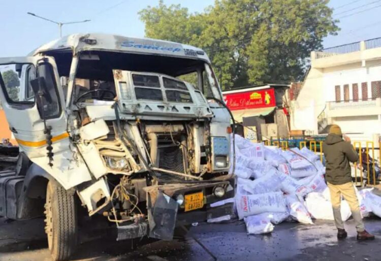 आगरा-दिल्ली हाईवे पर पाउडर से भरा ट्रक पलट गया