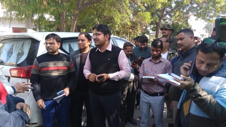 गंदगी कर स्वच्छता अभियान को लगा रहे पलीता, जुर्माना