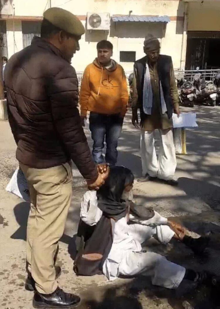 70 साल के बुजुर्ग प्लॉट पर कब्जे की शिकायत करते-करते थक गए, सुनवाई नहीं होने पर आत्मदाह का प्रयास