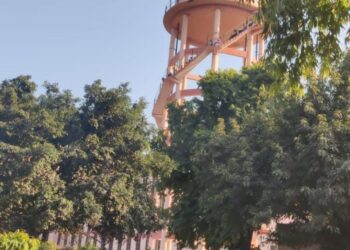 विश्वविद्यालय में पानी की टंकी पर चढ़े कई छात्र