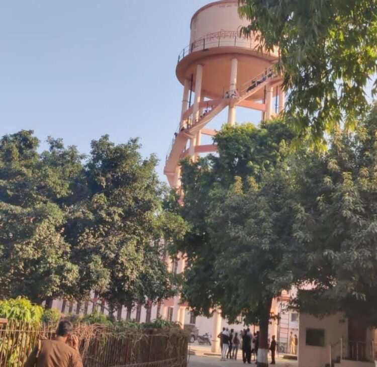 विश्वविद्यालय में पानी की टंकी पर चढ़े कई छात्र