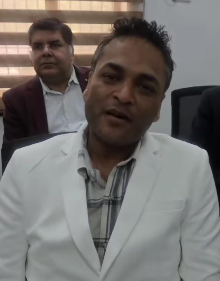 इंस्पेक्टर की पत्नी की गाड़ी से गाड़ी टच होने पर डॉक्टर को पुलिस वालों ने जड़े थप्पड़, अपराधियों की तरह हवालात में ठूंसा