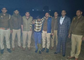 ऑटो सवार लुटेरों ने पुलिस पर की फायरिंग, जवाबी फायरिंग में एक घायल