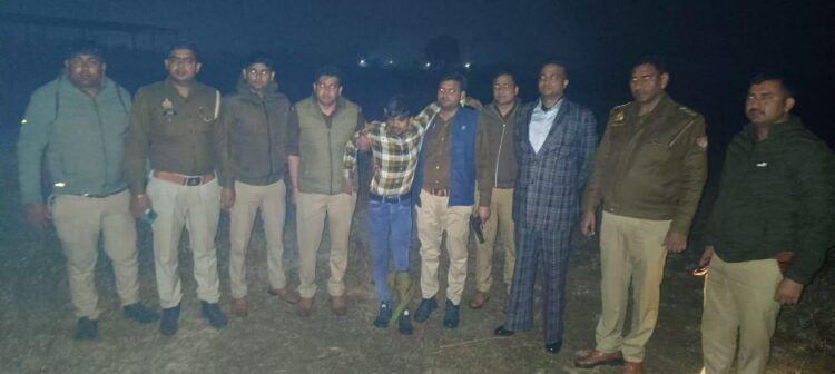 ऑटो सवार लुटेरों ने पुलिस पर की फायरिंग, जवाबी फायरिंग में एक घायल