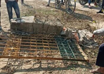 कंपोजिट विद्यालय में लोहे का गेट गिरने से मलबे में दब गए पांच बच्चे हुए घायल