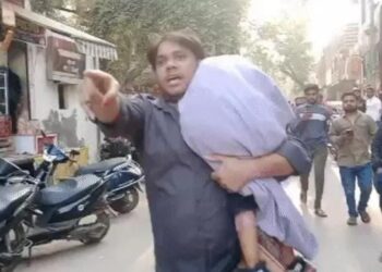 नगर निगम के ट्रैक्टर ने तीन साल की मासूम को कुचला, चौकी पर हंगामा