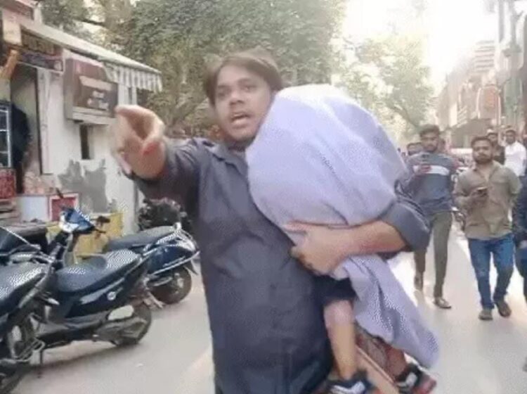 नगर निगम के ट्रैक्टर ने तीन साल की मासूम को कुचला, चौकी पर हंगामा
