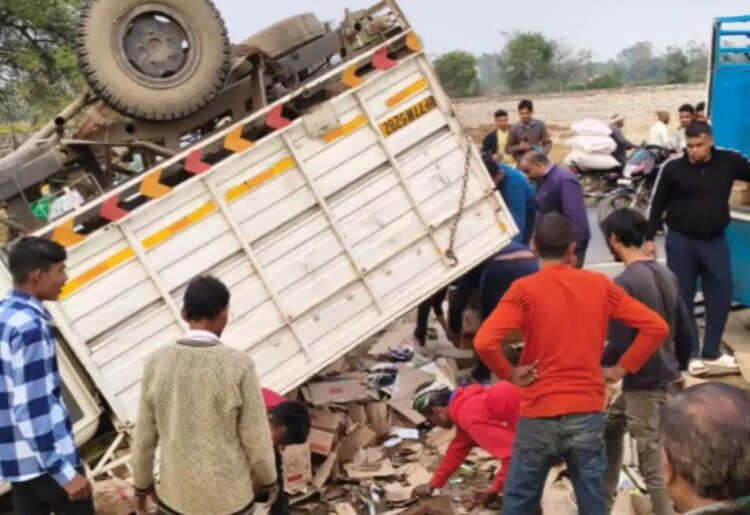 गाड़ी पलटने के बाद उसमें से शराब की बोतलें निकलता देख मची लूट