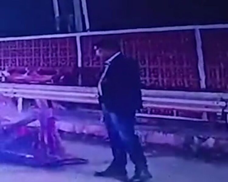 सांसद के गनरों की दबंगई के चलते 20 मिनट तक एक के बाद एक गाड़ियां  टोल से निकलती रहीं