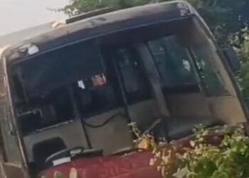 महाकुंभ से लौट रही बस डिवाइडर तोड़ खाई में गई, कई घायल