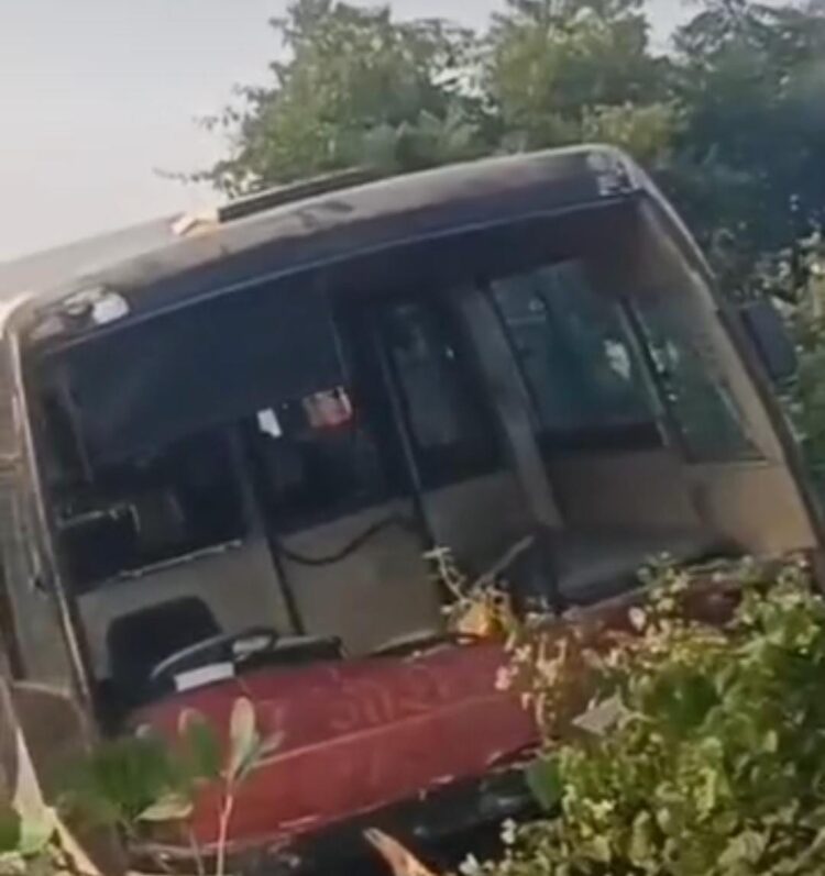 महाकुंभ से लौट रही बस डिवाइडर तोड़ खाई में गई, कई घायल