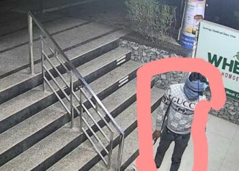 पश्चिमपुरी पुलिस चौकी के पास चोरों ने एक साथ छह दुकानें कर दीं साफ, पुलिस सोती रही