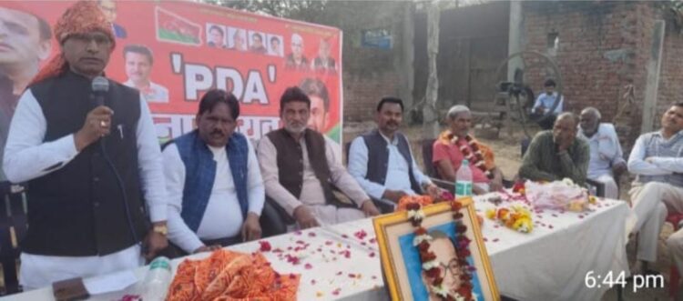 एत्मादपुर में पीडीए पंचायत चौपाल में भाजपा सरकार पर जमकर हमला बोला