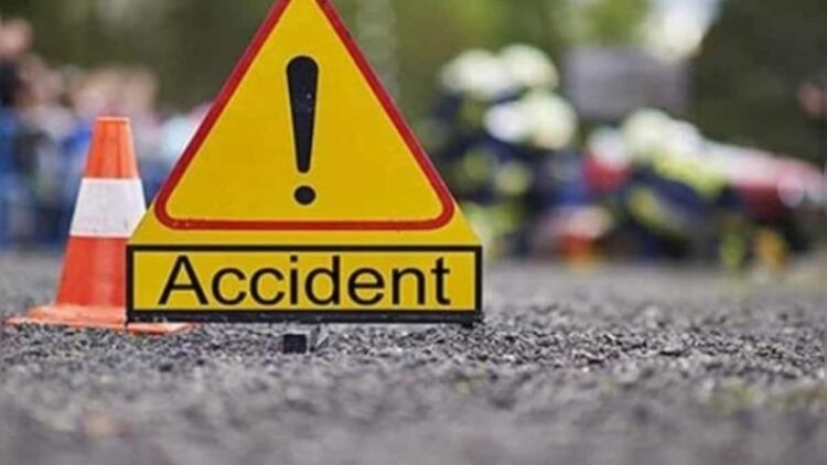 टाटा मैजिक और ट्रक में आमने-सामने की टक्कर में तीन लोगों की मौत