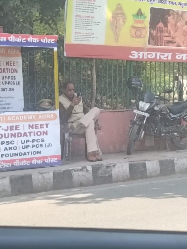 रामबाग पर ट्रैफिक कंट्रोल के लिए लगाए गए टीएसआई सरकारी वायरलेस और सरकारी फोन तक को नहीं रख पाए सुरक्षित, चोरी