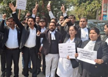 एडवोकेट एक्ट में संशोधन मंजूर नहीं, फूंका प्रधानमंत्री का पुतला