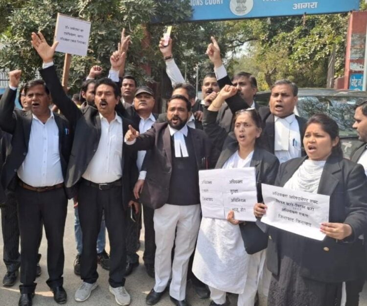 एडवोकेट एक्ट में संशोधन मंजूर नहीं, फूंका प्रधानमंत्री का पुतला